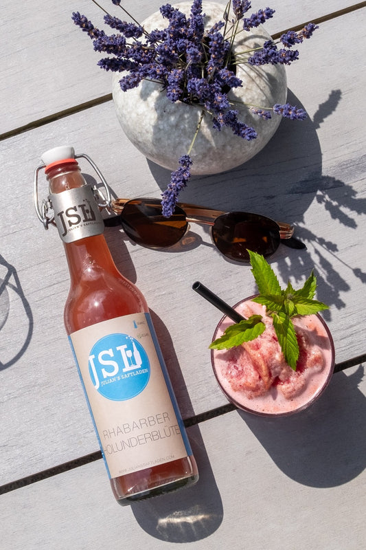 Julian's Saftladen | alkoholfreie Getränkebegleitung | Frühling und Sommer | Rhabarber Holunderblüte