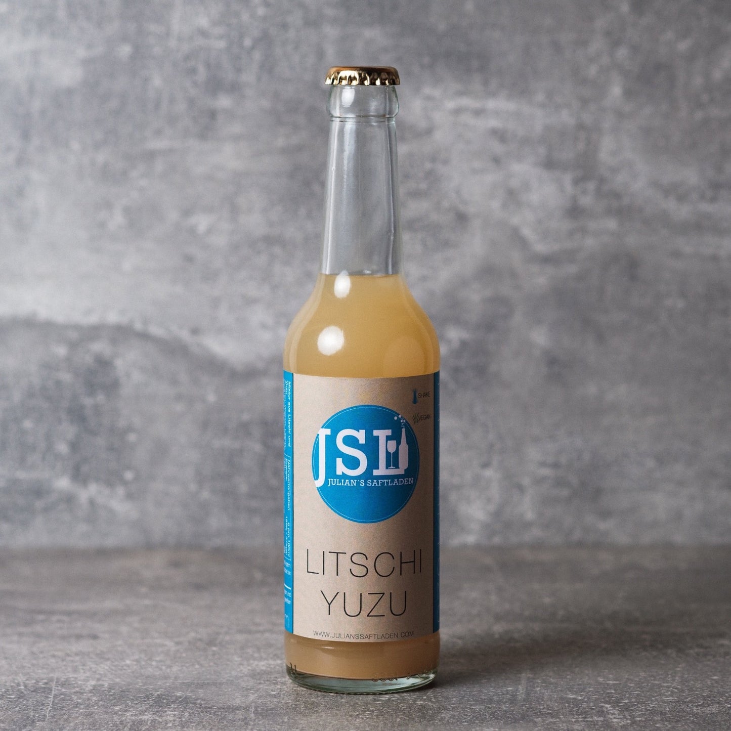 Julian's Saftladen | LITSCHI YUZU | Cremig, fruchtig, blumig, säuerlich - so könnte man LITSCHI YUZU auch beschreiben. Perfekte Harmonie findet man dabei vor allem mit Fisch, Meerestieren wie Seeigel, aber auch Mandel und Schokolade.