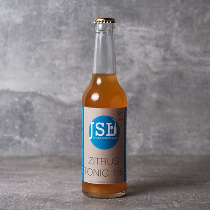 Julian's Saftladen | Zitrus Tonic 1:5 | Erfrischende Zitrus-Aromen und Bitterkeit der chininhaltigen Chinarinde machen das ZITRUS TONIC 1:5 zu einem Gaumen-Erfrischer. Das Sirup kann 1:5, aber auch je nach Geschmack dosiert werden und ist nicht nur als Speisenbegleiter, sondern auch vorweg oder zwischendurch ein Genuss.